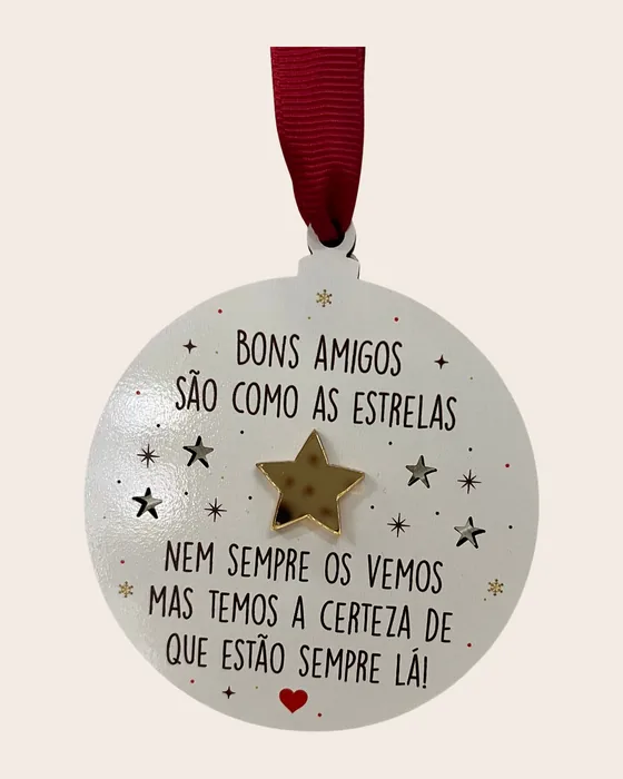 Bola de Natal em madeira branca gravada com a frase «Bons amigos são como as estrelas: nem sempre os vemos, mas temos a certeza de que estão sempre lá!», com uma estrela dourada em espelho ao centro.
