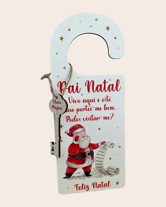 Pendente de puxador de porta em madeira branca, com o Pai Natal a segurar a lista de Natal, a frase «Pai Natal, vivo aqui e este ano portei-me bem. Podes visitar-me?» e uma chave mágica atada com fio de sisal.