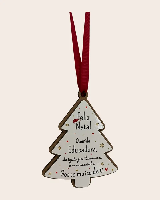 Enfeite de árvore em forma de pinheiro, madeira pintada de branco, com a frase «Feliz Natal, Querida Educadora, obrigado por iluminares o meu caminho. Gosto muito de ti», pendurado por fita vermelha.